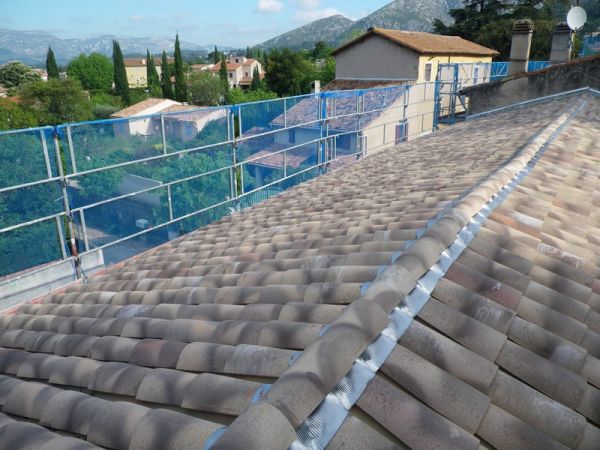 Photo de la fin du chantier après la pose des tuiles neuves dans les Bouches du Rhône